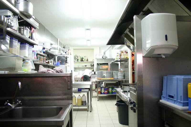 Dératisation par des dératiseurs professionnels pour commerce alimentaire de centre-ville à Nice 06088 dans les Alpes Maritimes